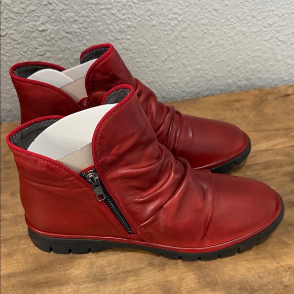 Miz Mooz Red Ruched Leather Side-Zip Ankle Boots size 40 (9- 9.5) NEW - Picture 2 of 8